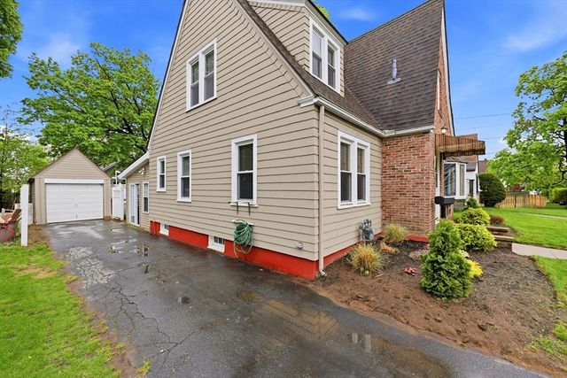77 Fresno St, Springfield, MA 01104