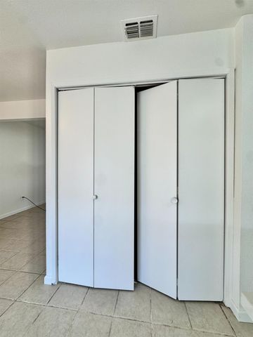 43 Omaha Ct, Sacramento, CA 95823