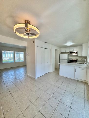 43 Omaha Ct, Sacramento, CA 95823