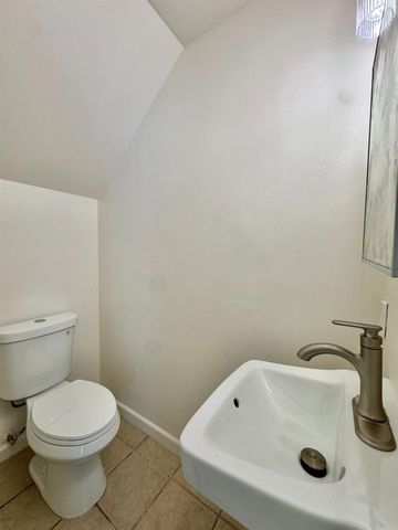 43 Omaha Ct, Sacramento, CA 95823