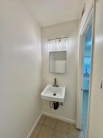 43 Omaha Ct, Sacramento, CA 95823