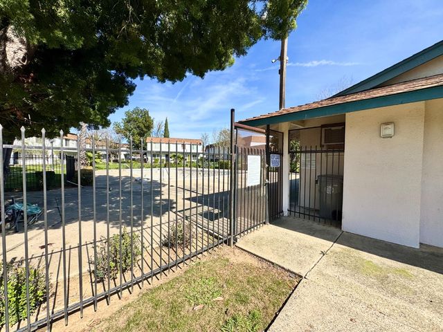 43 Omaha Ct, Sacramento, CA 95823