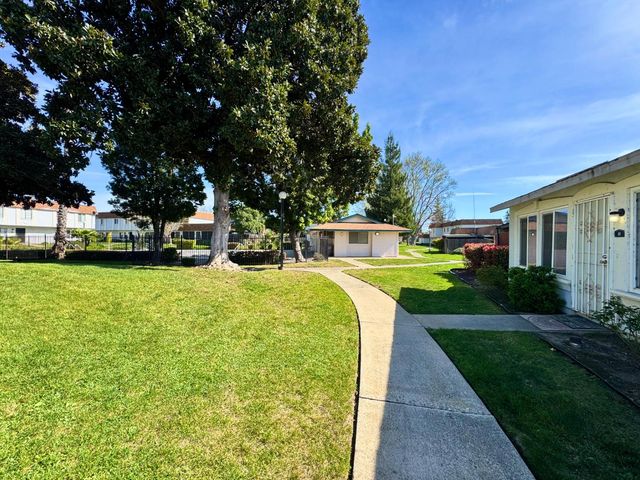 43 Omaha Ct, Sacramento, CA 95823