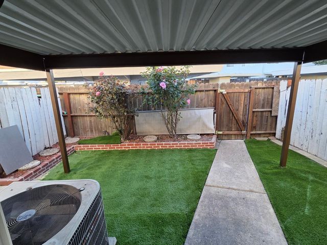 43 Omaha Ct, Sacramento, CA 95823