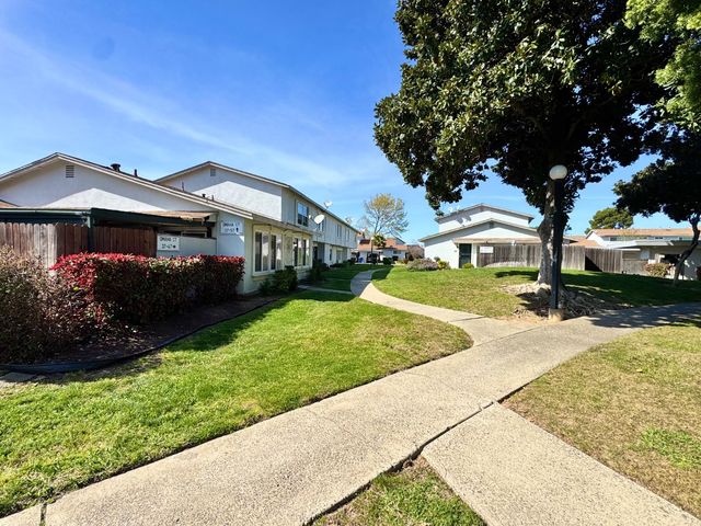 43 Omaha Ct, Sacramento, CA 95823