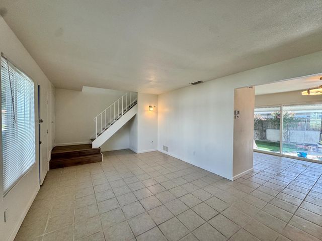 43 Omaha Ct, Sacramento, CA 95823