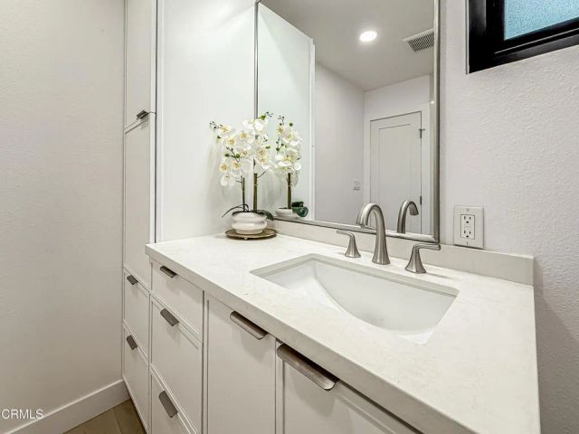 20930 Almazan Road, Woodland Hills, CA 91364