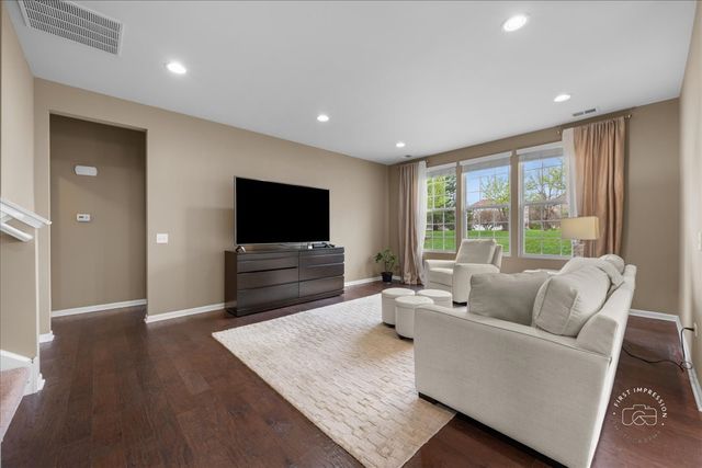 2850 Stoney Creek Drive, Elgin, IL 60124