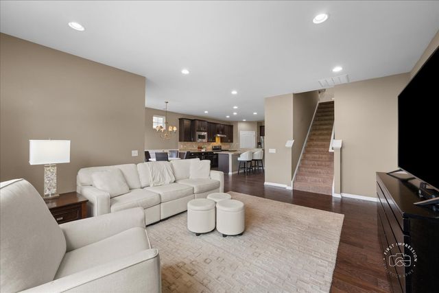 2850 Stoney Creek Drive, Elgin, IL 60124