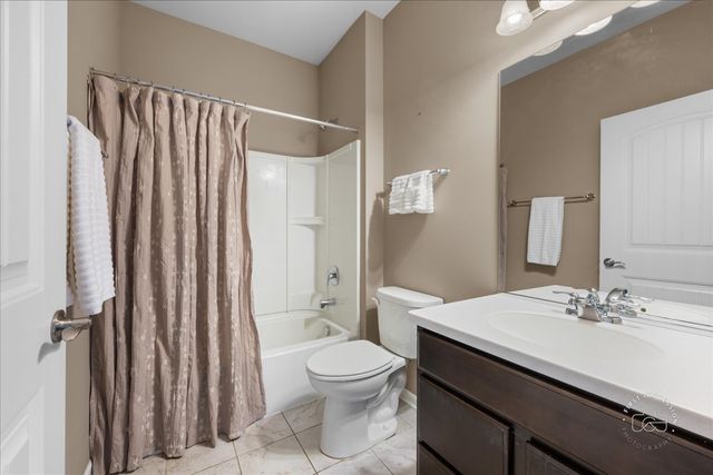 2850 Stoney Creek Drive, Elgin, IL 60124