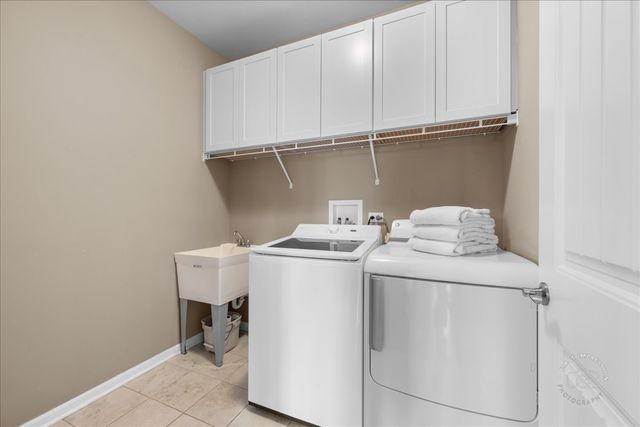 2850 Stoney Creek Drive, Elgin, IL 60124