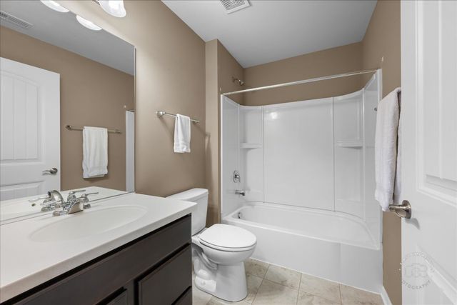 2850 Stoney Creek Drive, Elgin, IL 60124