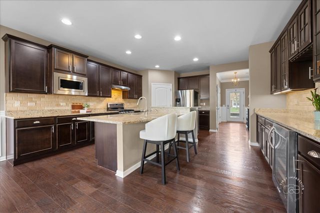 2850 Stoney Creek Drive, Elgin, IL 60124