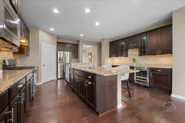 2850 Stoney Creek Drive, Elgin, IL 60124