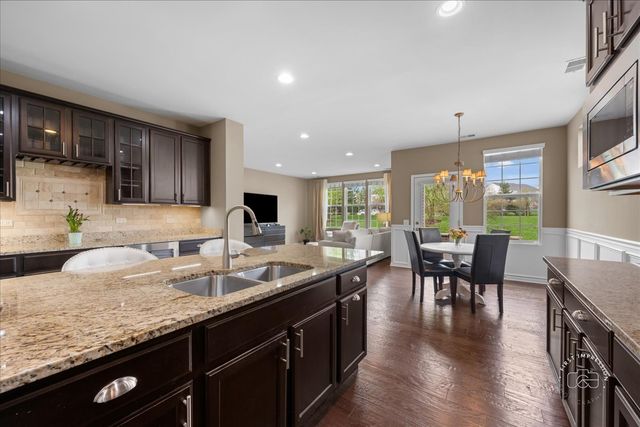 2850 Stoney Creek Drive, Elgin, IL 60124