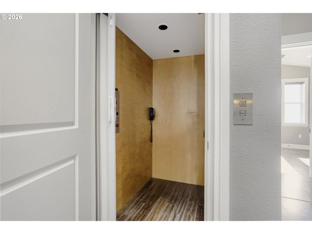 2606 S WATER Ave, Portland, OR 97201