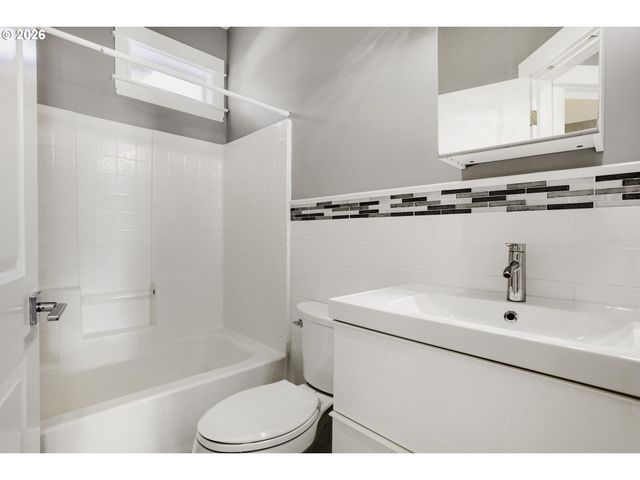 2606 S WATER Ave, Portland, OR 97201