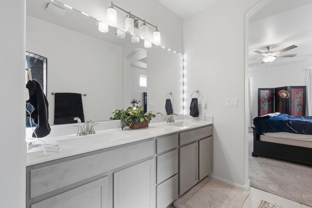 215 Needle Avenue SW, Los Lunas, NM 87031