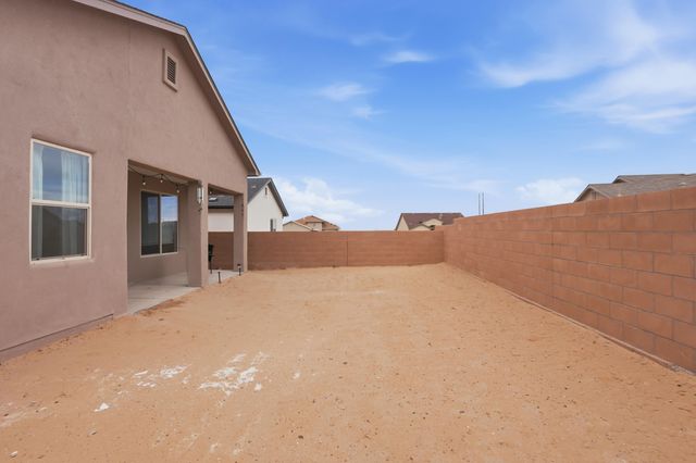 215 Needle Avenue SW, Los Lunas, NM 87031