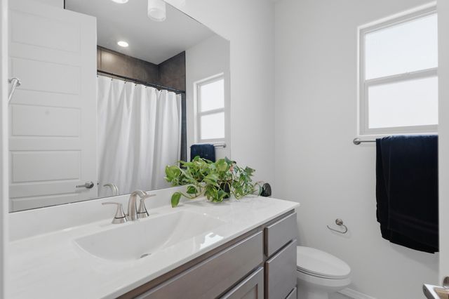 215 Needle Avenue SW, Los Lunas, NM 87031