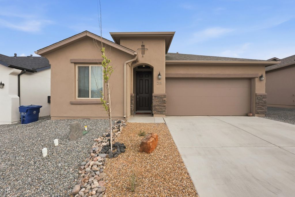 215 Needle Avenue SW, Los Lunas, NM 87031