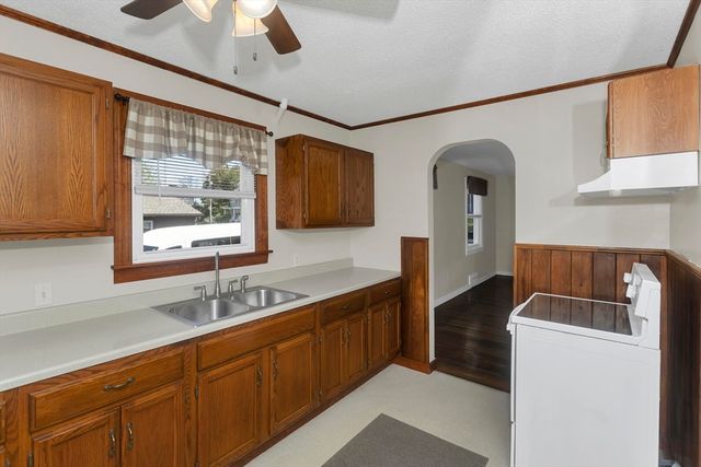582 Broadway St, Chicopee, MA 01020