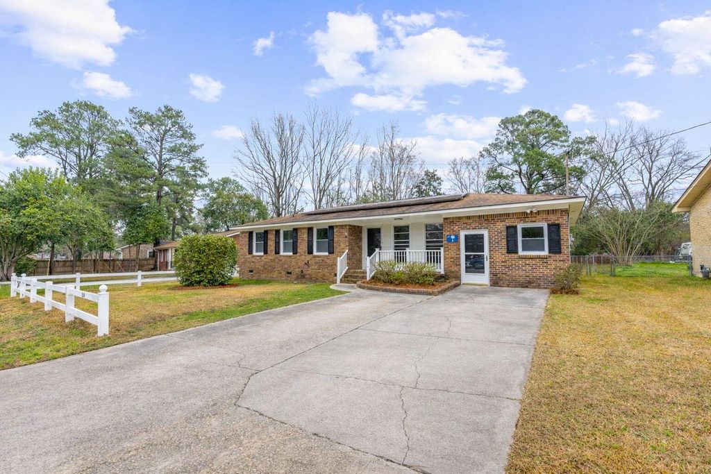 Image 1 of property listing at 204 Falcon Drive, Summerville, SC 29485