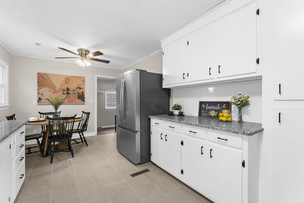 Image 13 of property listing at 204 Falcon Drive, Summerville, SC 29485