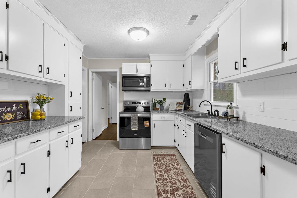 Image 14 of property listing at 204 Falcon Drive, Summerville, SC 29485