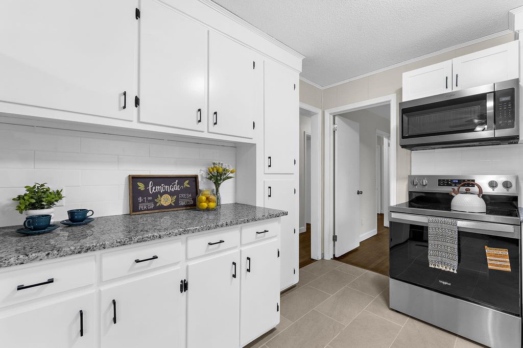 Image 15 of property listing at 204 Falcon Drive, Summerville, SC 29485