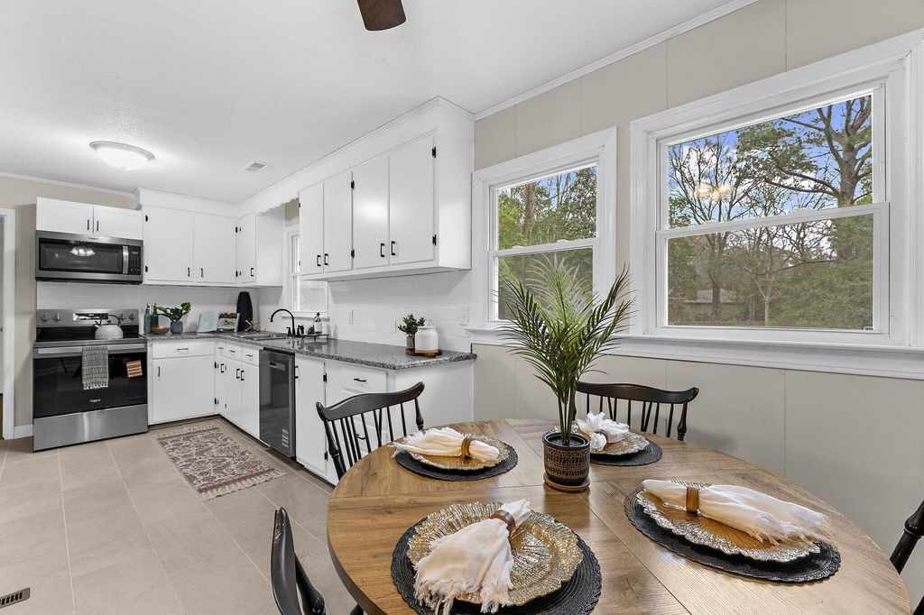 Image 18 of property listing at 204 Falcon Drive, Summerville, SC 29485