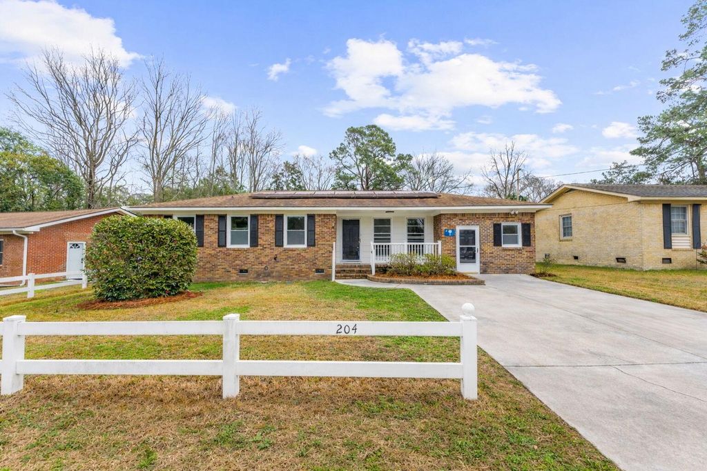 Image 2 of property listing at 204 Falcon Drive, Summerville, SC 29485
