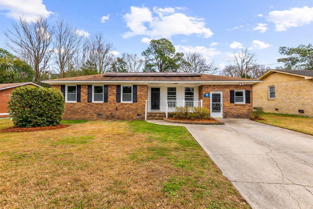 Image 4 of property listing at 204 Falcon Drive, Summerville, SC 29485