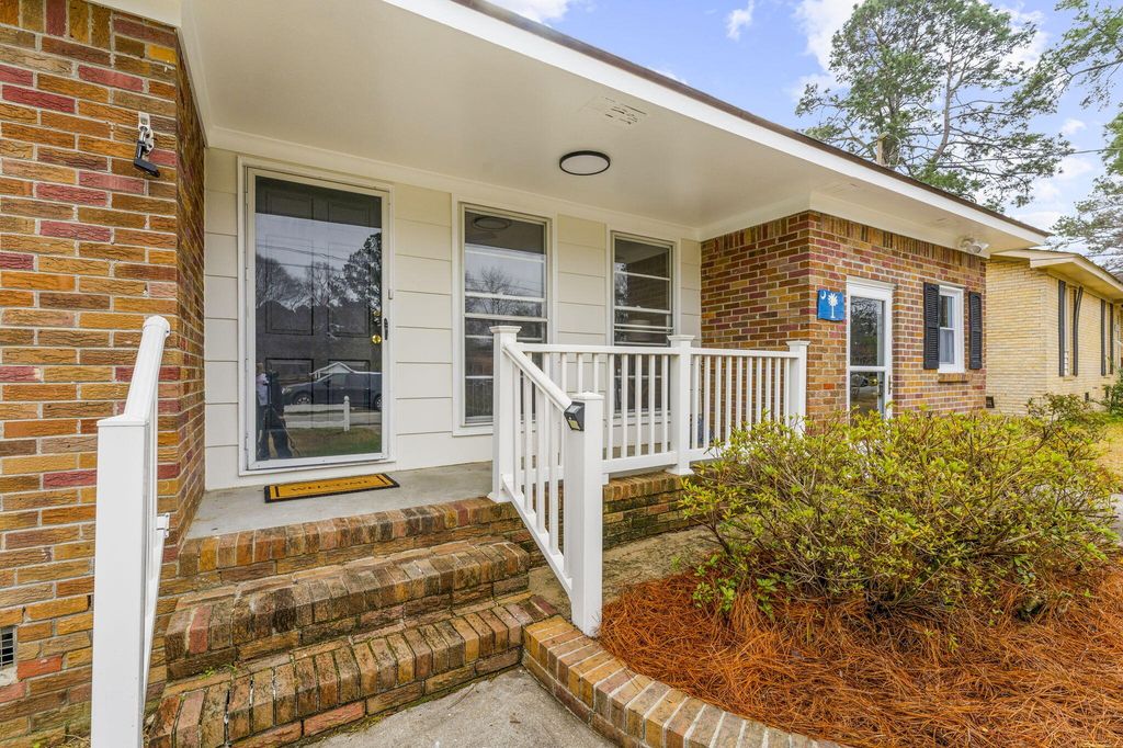 Image 5 of property listing at 204 Falcon Drive, Summerville, SC 29485