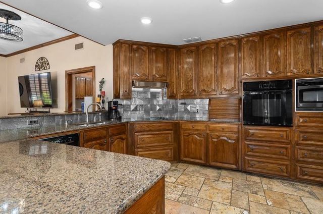 1401 Secluded Ln, Longview, TX 75604