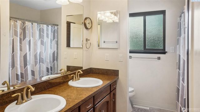 1525 E Catalpa St, Othello, WA 99344