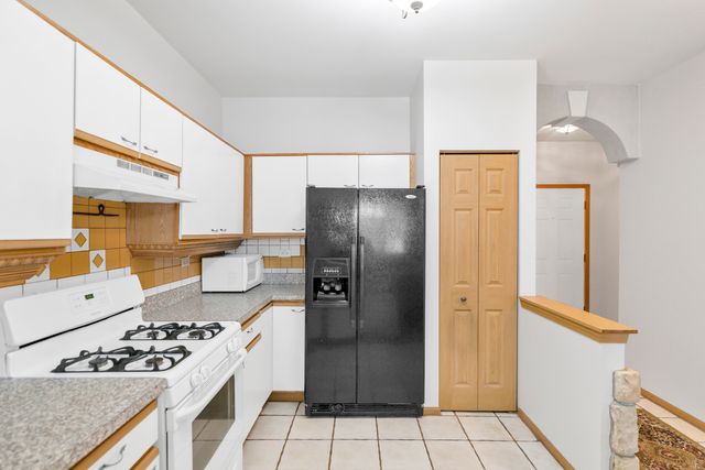 1244 Brookdale Drive 1244, Carpentersville, IL 60110