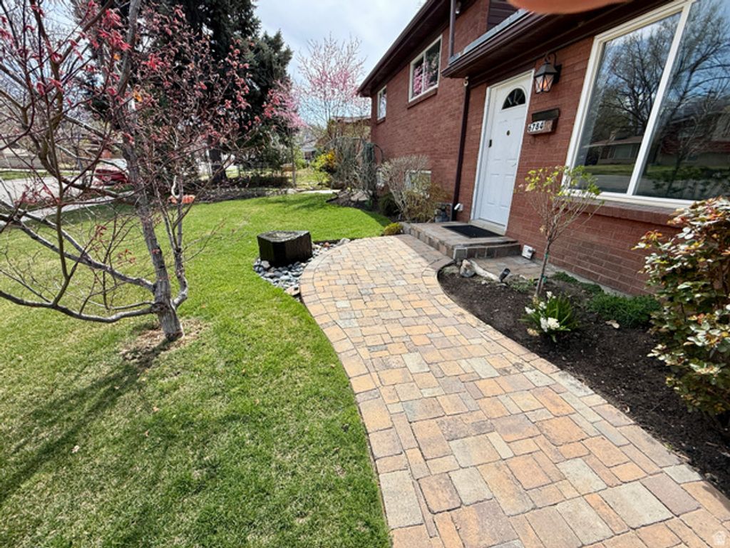 Image 2 of property listing at 6784 S 1530 E, Cottonwood Heights, UT 84121