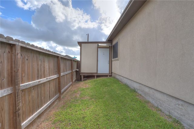 7933 Snake River Dr, Corpus Christi, TX 78414