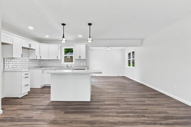 5010 N Harrison Street, Davenport, IA 52806