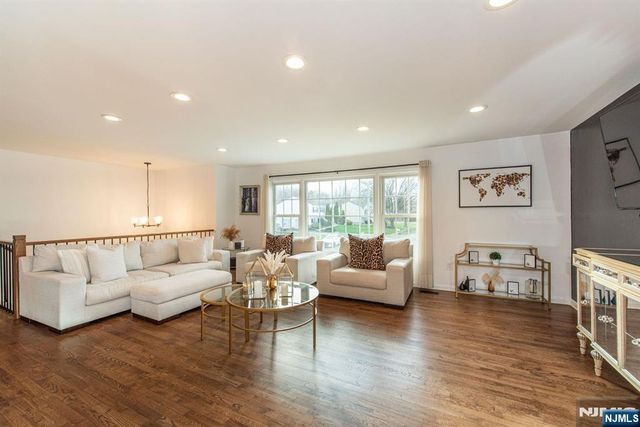 8 Cypress Court, Fairfield, NJ 07004