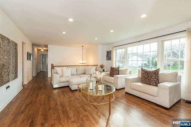 8 Cypress Court, Fairfield, NJ 07004
