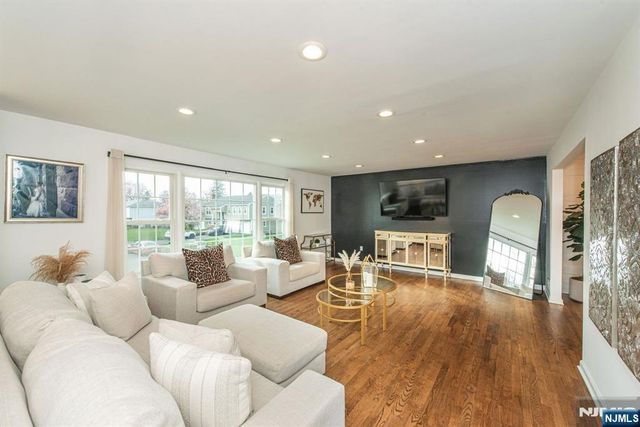 8 Cypress Court, Fairfield, NJ 07004