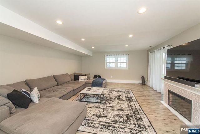 8 Cypress Court, Fairfield, NJ 07004
