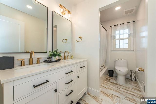 8 Cypress Court, Fairfield, NJ 07004