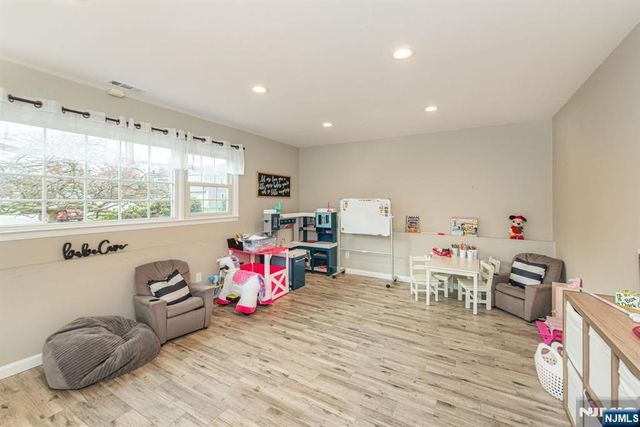 8 Cypress Court, Fairfield, NJ 07004