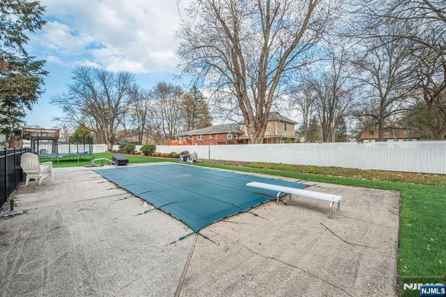 8 Cypress Court, Fairfield, NJ 07004