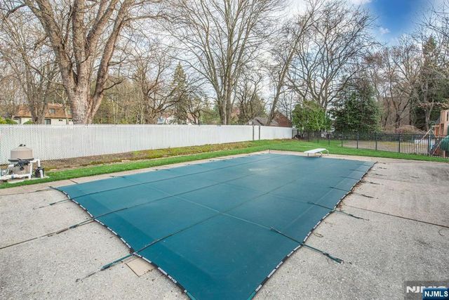 8 Cypress Court, Fairfield, NJ 07004