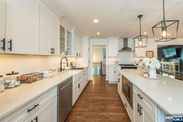 8 Cypress Court, Fairfield, NJ 07004