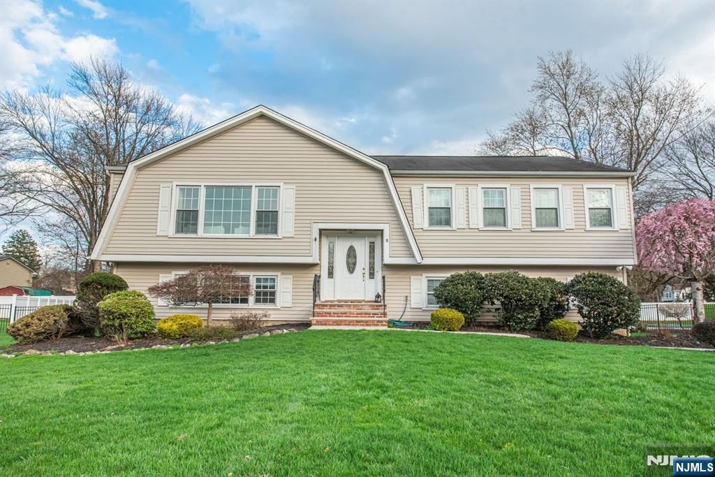 8 Cypress Court, Fairfield, NJ 07004